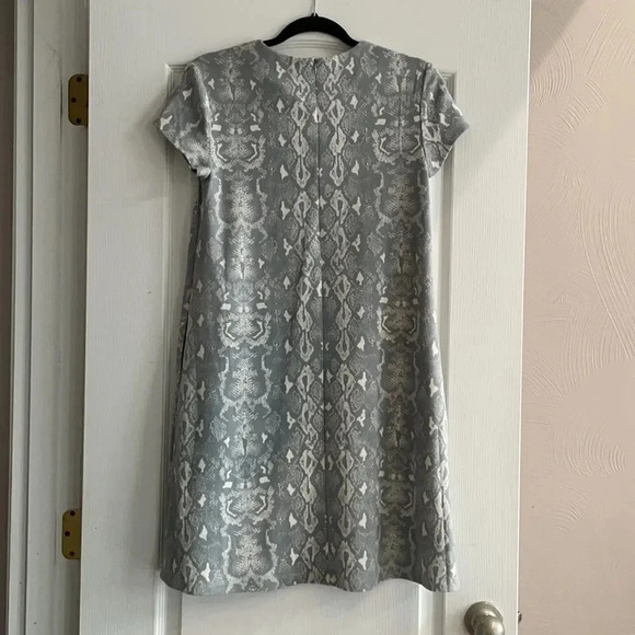 J. McLaughlin shift dress  Stretch velvet Gray cream Short sleeved Women’s S NWT - Picture 6 of 15